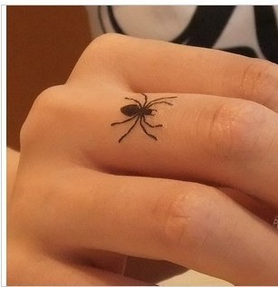 点击大图看下一张：手指上的小蜘蛛刺青图片欣赏