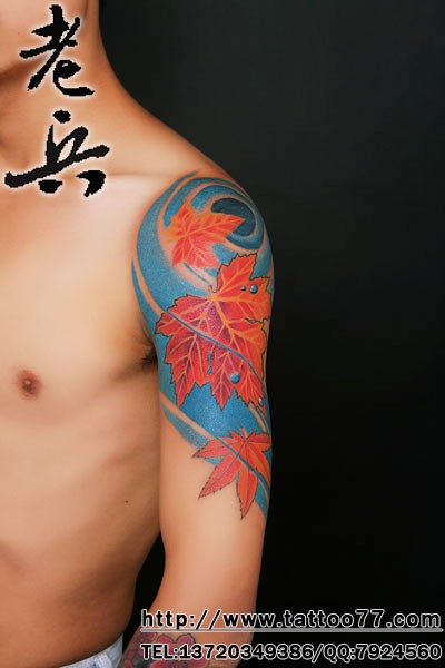 点击大图看下一张：手臂上的火红色枫叶图案