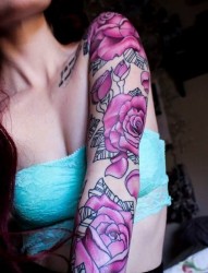 女性满手臂上的大玫瑰花朵纹身