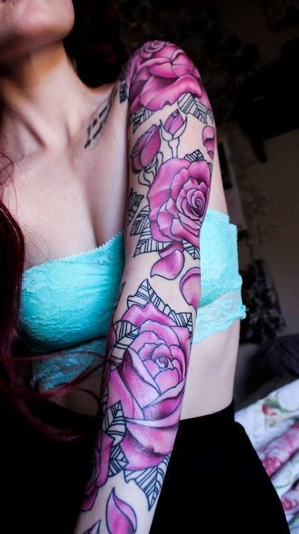 点击大图看下一张：女性满手臂上的大玫瑰花朵纹身