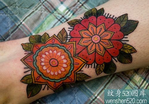 点击大图看下一张：两朵红色手臂上的花朵纹身图片