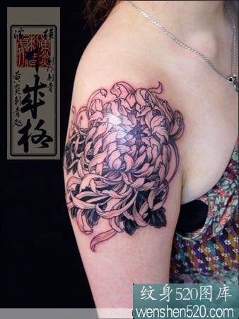 点击大图看下一张：日本肩部菊花纹身