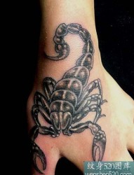 手背虎口上的蝎子纹身作品