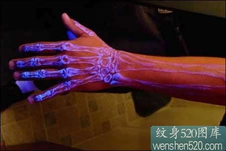 点击大图看下一张：手背上的荧光骷髅骨架纹身图2