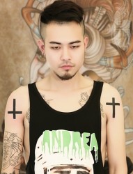 个性型男手臂简易十字架纹身图案