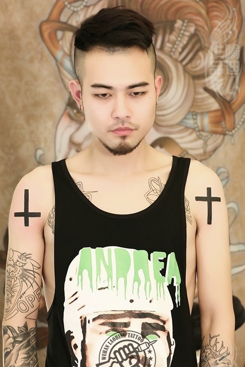 点击大图看下一张：个性型男手臂简易十字架纹身图案