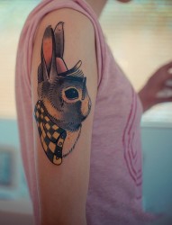 可爱兔子布偶手臂纹身图案
