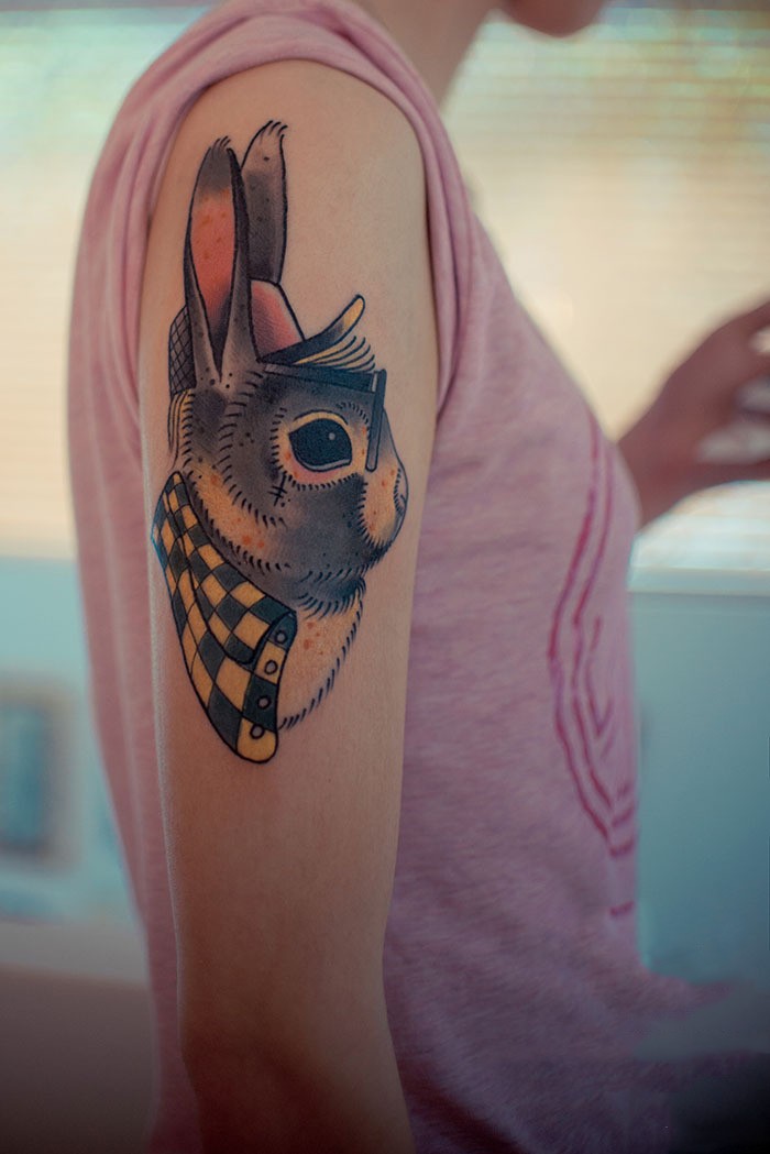 点击大图看下一张：可爱兔子布偶手臂纹身图案