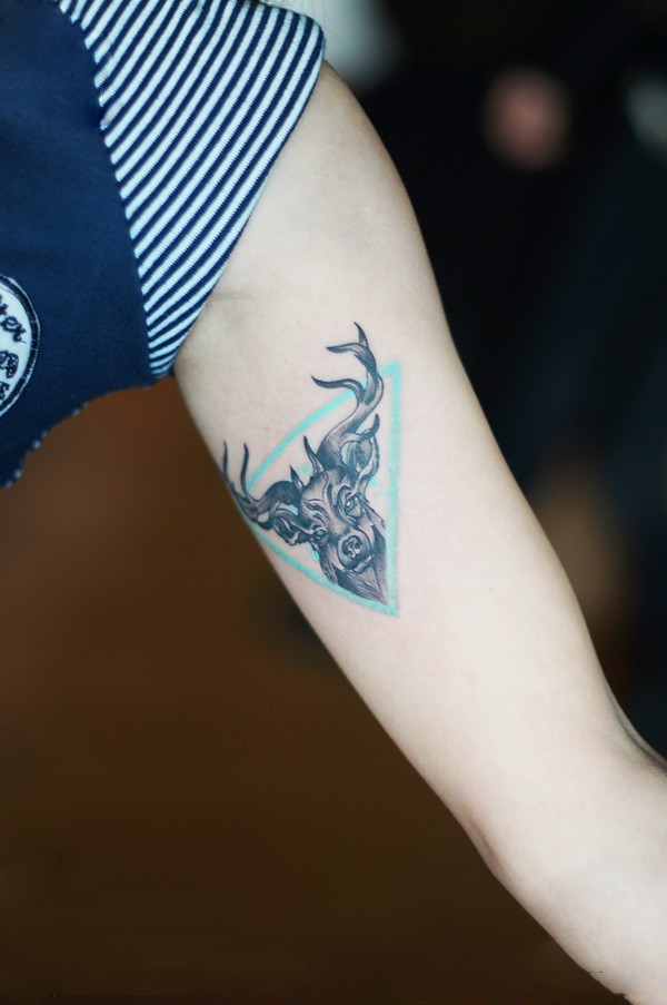 点击大图看下一张：小清新三角鹿手臂纹身图案