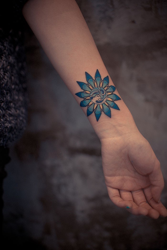 点击大图看下一张：创意太阳花手腕纹身图案