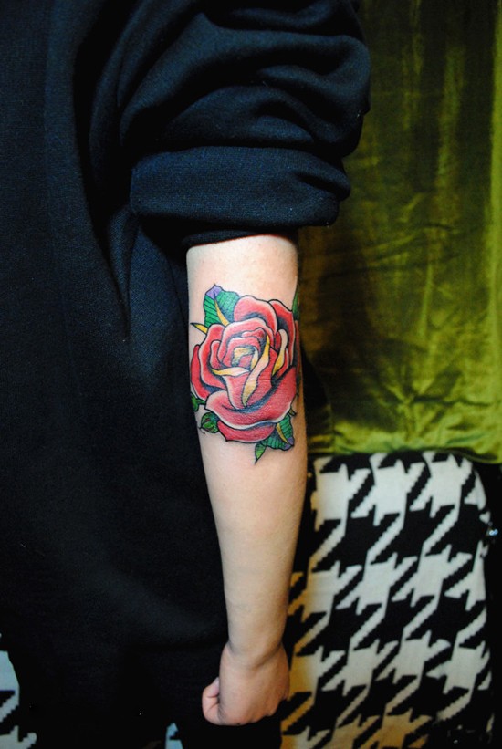 点击大图看下一张：红色玫瑰花手臂纹身图案