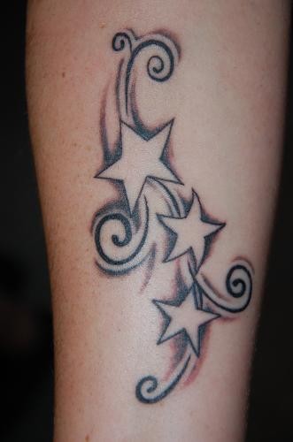 点击大图看下一张：手臂上一款星星纹身