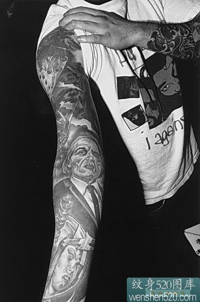 点击大图看下一张:漂亮的黑白色花臂肖像纹身图