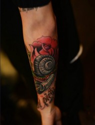 个性蜗牛手臂纹身图案