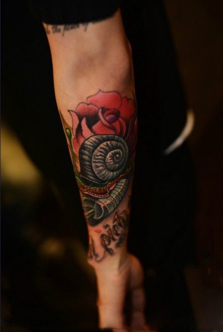 点击大图看下一张：个性蜗牛手臂纹身图案