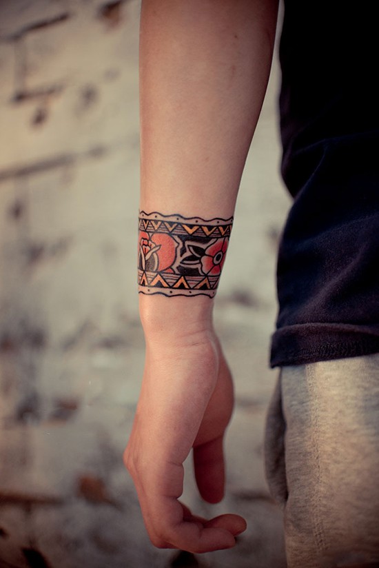 点击大图看下一张：小清新蕾丝手腕纹身图案