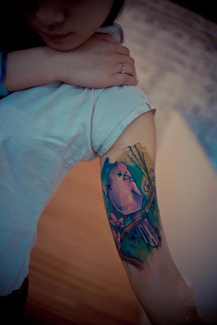 点击大图看下一张：个性水彩鸟手臂纹身图案