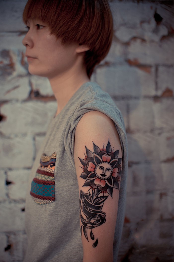 点击大图看下一张：个性太阳花手臂纹身图案