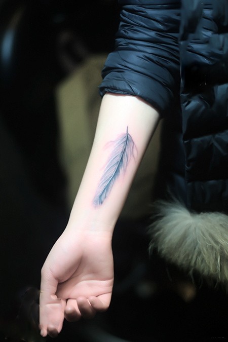 点击大图看下一张：小清新羽毛手臂纹身图案