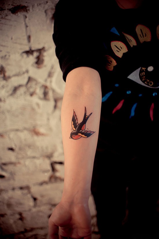 点击大图看下一张：彩色小燕子手臂纹身图案