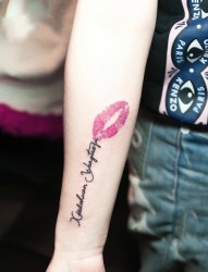 粉色红唇英文手臂纹身图案