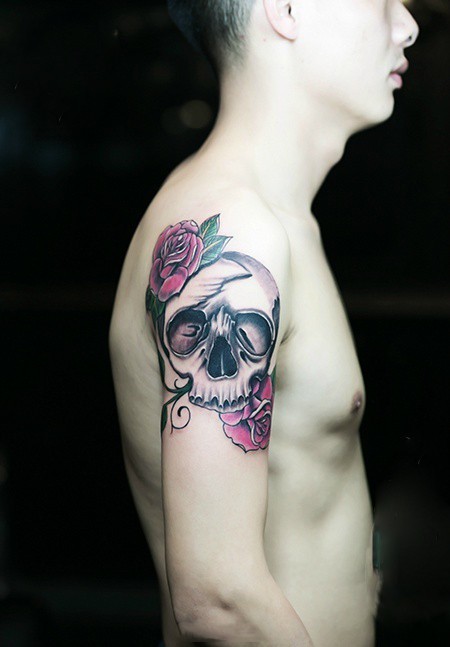 点击大图看下一张：男生手臂玫瑰骷髅时尚纹身图案
