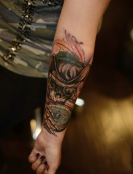个性手臂剑刺玫瑰时尚纹身图案