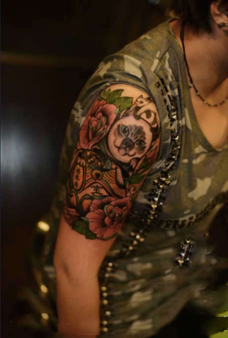 点击大图看下一张：大臂猫与玫瑰时尚纹身图案