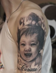 男生手臂可爱宝宝肖像纹身图案