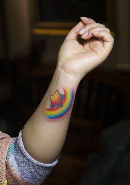 点击大图看下一张：个性彩虹星星手臂纹身图案