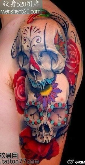 点击大图看下一张：手臂上超炫的欧美骷髅花朵纹身图案