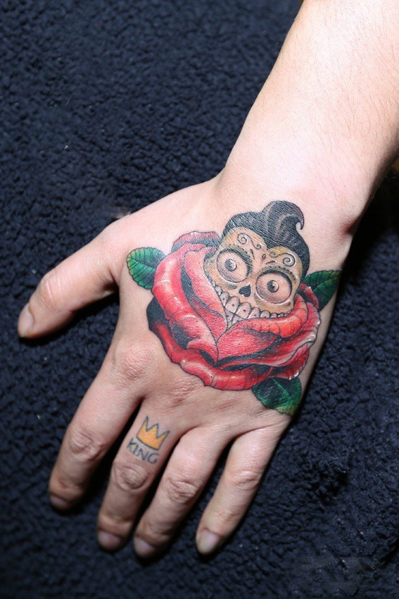 点击大图看下一张：彩色骷髅玫瑰手臂纹身图案
