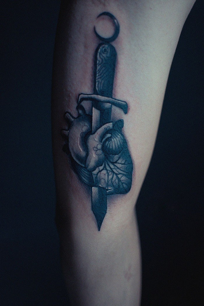 点击大图看下一张：手臂剑刺心脏个性纹身图案
