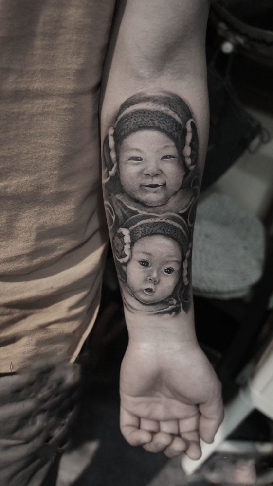 点击大图看下一张：可爱宝宝肖像手臂纹身图案
