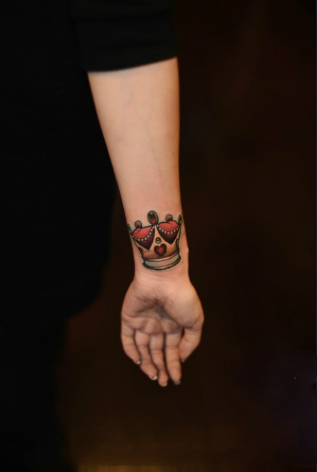 点击大图看下一张：小清新皇冠手腕纹身图案