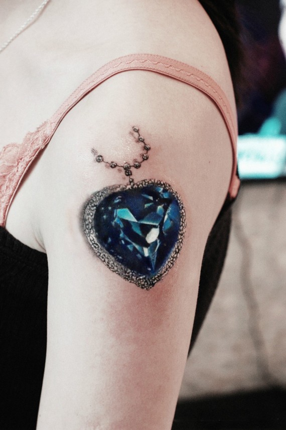 点击大图看下一张：美丽蓝宝石手臂时尚纹身图案