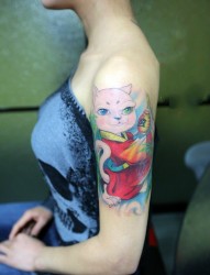 女生手臂穿红袍的猫纹身图案