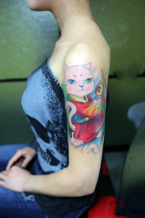 点击大图看下一张：女生手臂穿红袍的猫纹身图案
