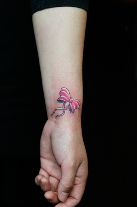 点击大图看下一张：粉色小蝴蝶结手腕纹身图案