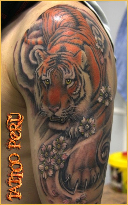 点击大图看下一张：大臂上非常帅气的老虎纹身