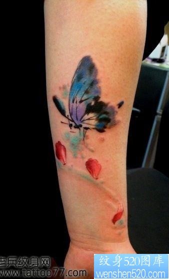 点击大图看下一张：女性喜欢的手臂蝴蝶纹身图片