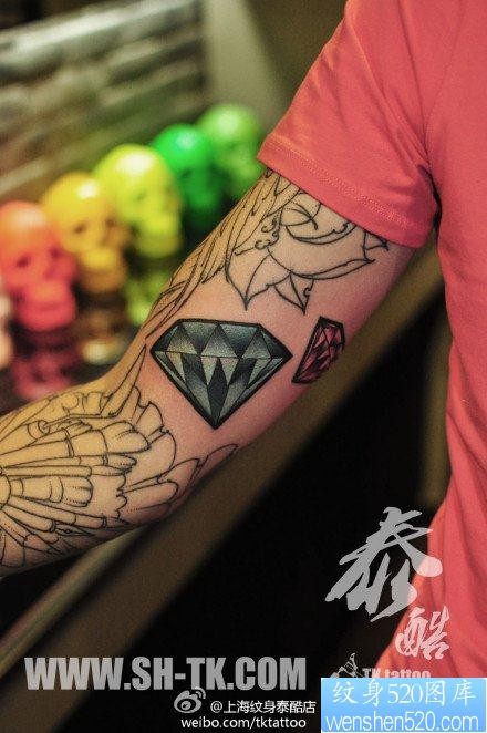 点击大图看下一张：手臂精美流行的彩色钻石纹身图片