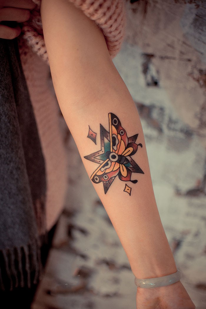 点击大图看下一张：彩色蝴蝶手臂纹身图案