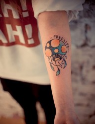 可爱彩色小水母手臂纹身图案