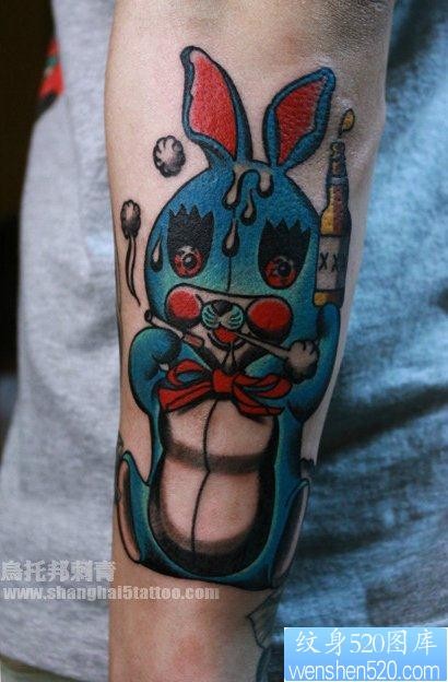 点击大图看下一张：手臂一张抽烟喝酒的兔子纹身图片