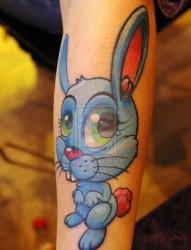 手臂可爱流行的卡通小兔子纹身图片