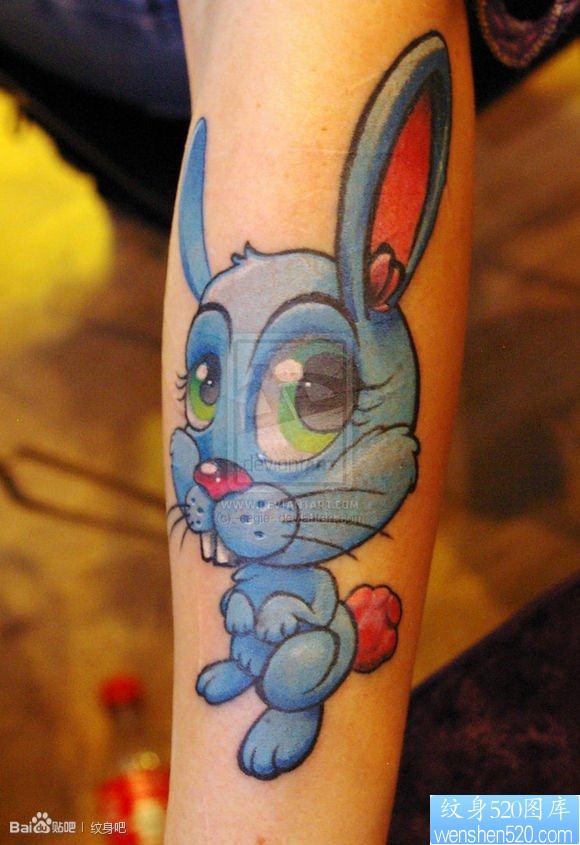 点击大图看下一张：手臂可爱流行的卡通小兔子纹身图片