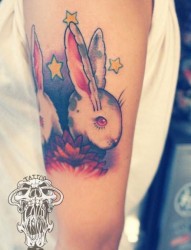 女人手臂可爱前卫的小兔子纹身图片
