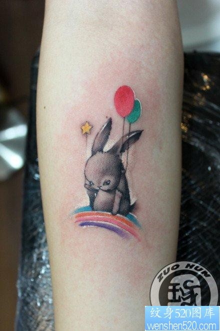 点击大图看下一张：女人手臂可爱的拿气球的小兔子纹身图片