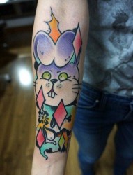 手臂可爱的小兔子纹身图片